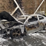 Fatih’te otomobil yol ortasında alevlere teslim oldu