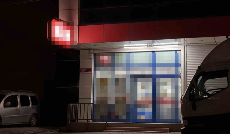 Arnavutköy’de zincir markete silahlı saldırı