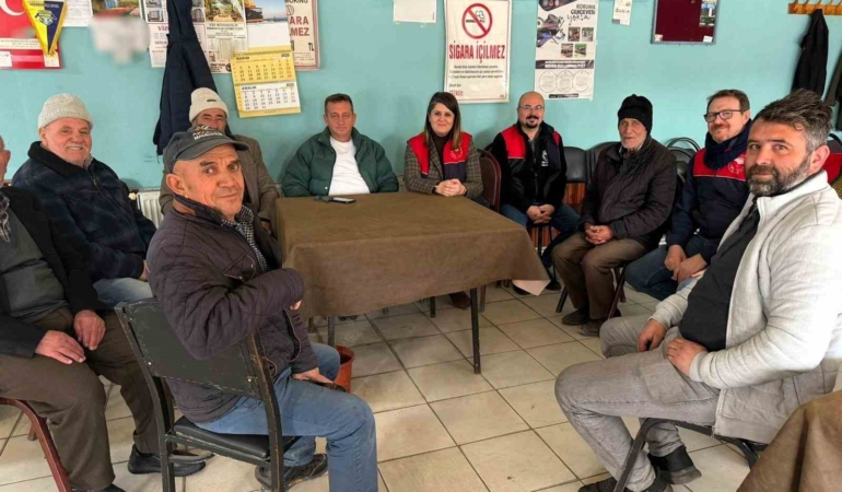 Köy köy gezilerek, çiftçiye tarımsal üretimin plânlanması ve desteklemeleri anlatılıyor