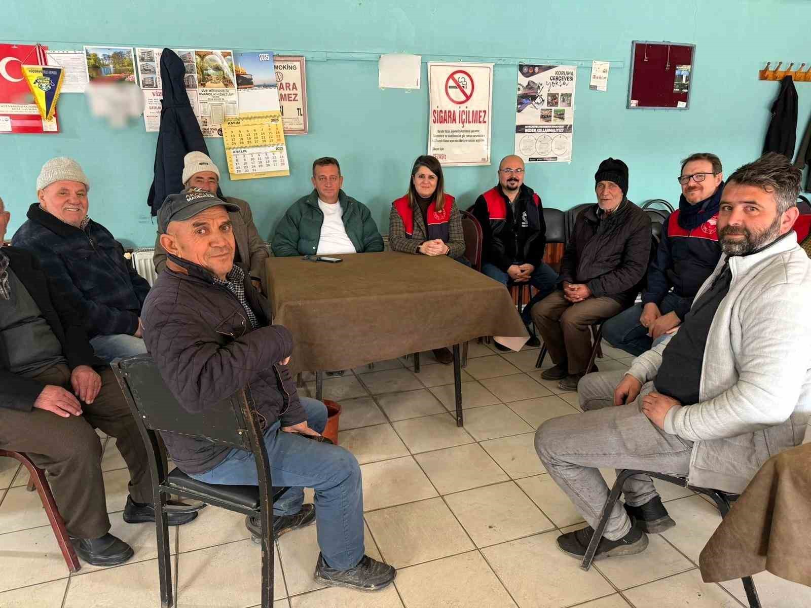 Köy köy gezilerek, çiftçiye tarımsal üretimin plânlanması ve desteklemeleri anlatılıyor