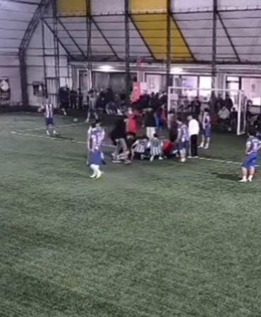 Sahada yürekler ağza geldi: Futbolcunun dili boğazına kaçtı, hakem saniyelerle kurtardı