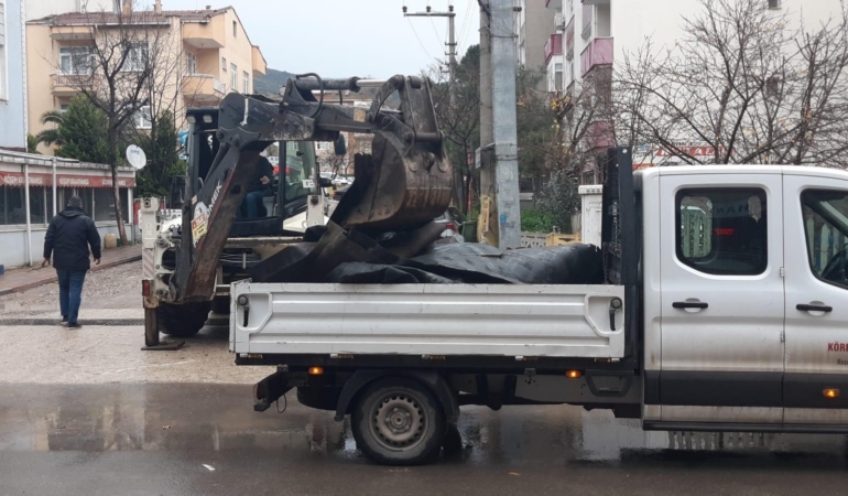 Körfez’de şiddetli fırtınada çatılar uçtu, araçlar hasar gördü