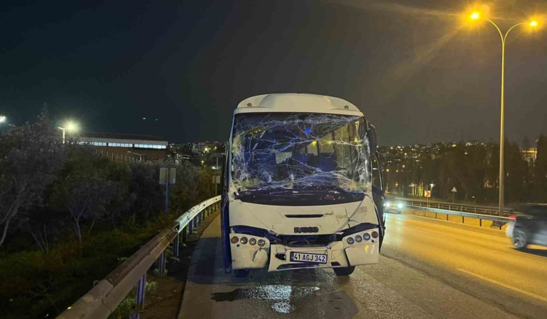 Kocaeli’de servis minibüsü tıra çarptı: 6 yaralı