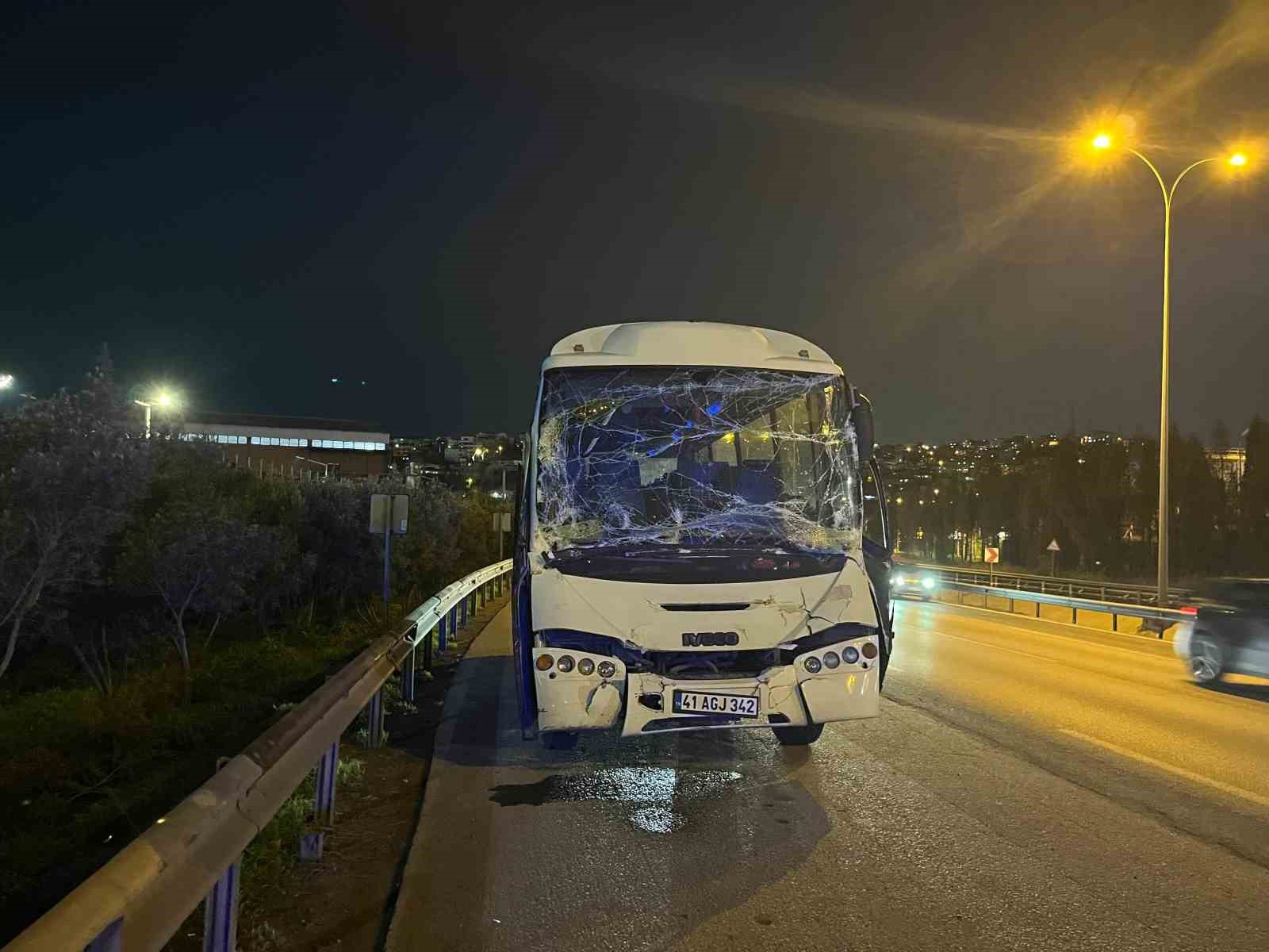 Kocaeli’de servis minibüsü tıra çarptı: 6 yaralı