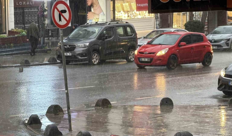 Fırtına ve kar uyarılarının ardından Arnavutköy’de yağış başladı
