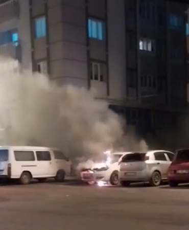 Çorlu’da park halindeki otomobile alev alev yandı