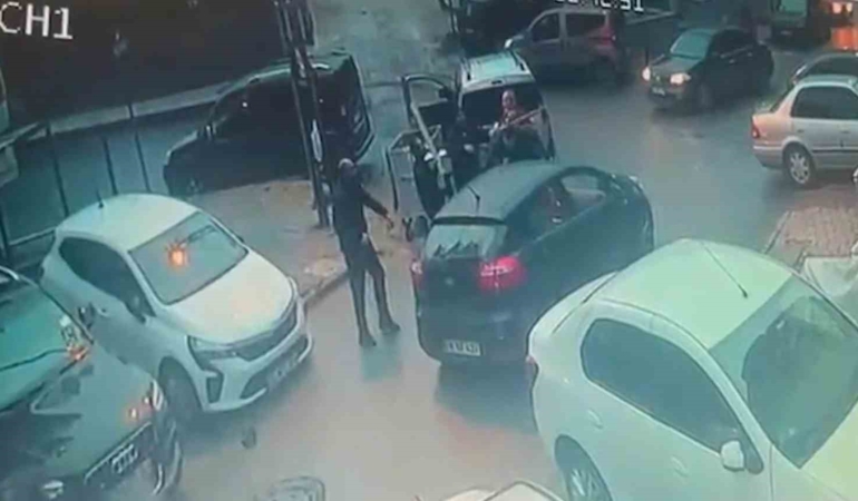 Çekmeköy’de kapı önü motor parkı kavgası: Keser ve sopayla darp anları kamerada