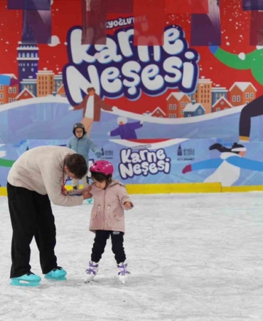 Beyoğlu’nda çocuklara karne hediyesi ücretsiz buz pisti