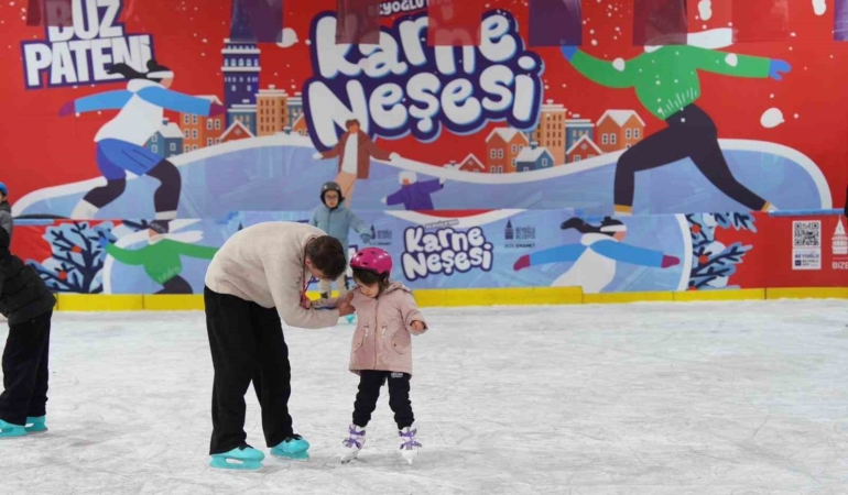 Beyoğlu’nda çocuklara karne hediyesi ücretsiz buz pisti