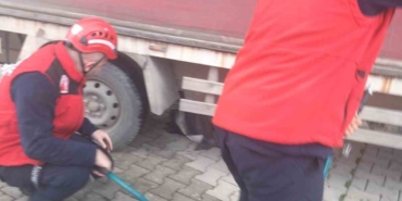Edremit’te kamyonun altında kalan vatandaşı itfaiye kurtardı
