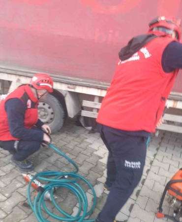Edremit’te kamyonun altında kalan vatandaşı itfaiye kurtardı
