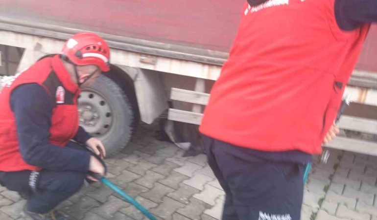 Edremit’te kamyonun altında kalan vatandaşı itfaiye kurtardı