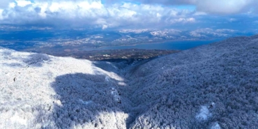 Beyaz, mavi ve yeşil birleşti: Eşsiz manzara mest etti