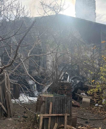 Esenyurt’ta korkutan depo yangını: Dumanlar metrelerce yükseldi