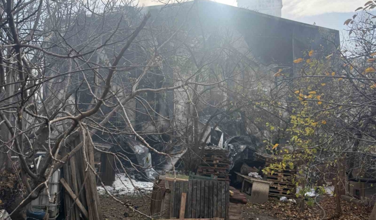 Esenyurt’ta korkutan depo yangını: Dumanlar metrelerce yükseldi