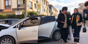 İnegöl’de otomobiller çarpıştı: 3 yaralı