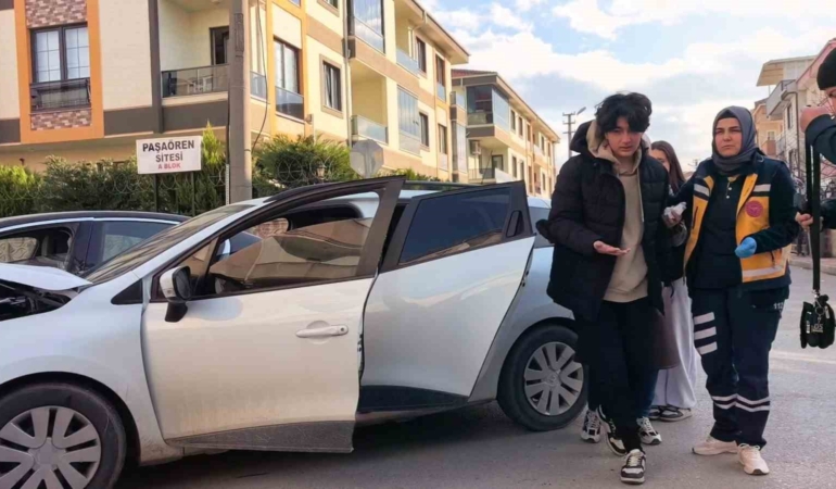 İnegöl’de otomobiller çarpıştı: 3 yaralı