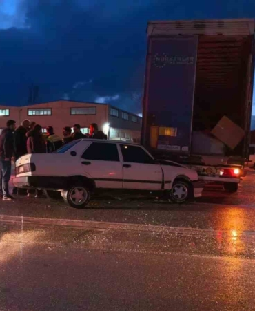 Bursa’da otomobil tıra çarptı: 1 yaralı