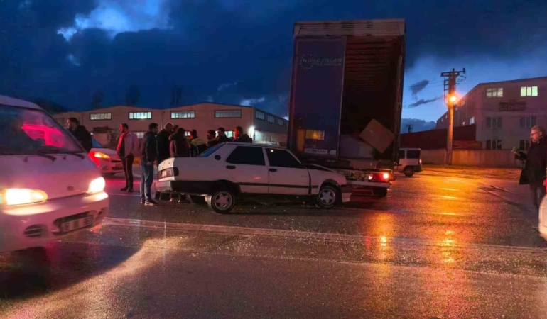 Bursa’da otomobil tıra çarptı: 1 yaralı