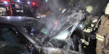 Kadıköy’de apartman otoparkında otomobil alev aldı