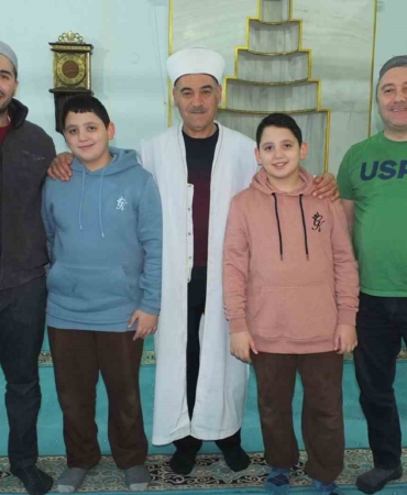 İstanbullu sevimli ikizler Burhaniye’ ye tatile geldi