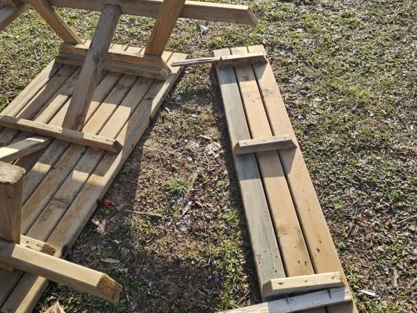 Bilecik’te kamuya ait banklara zarar verildi