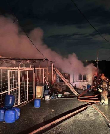 Sultangazi’de iki iş yeri alev alev yandı