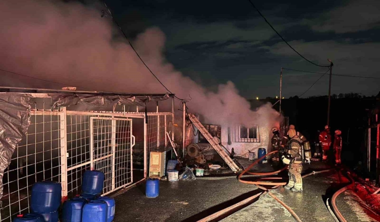 Sultangazi’de iki iş yeri alev alev yandı