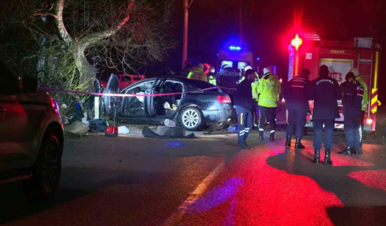 Kontrolden çıkan araç ağaca çarptı: 2 ölü, 2 yaralı