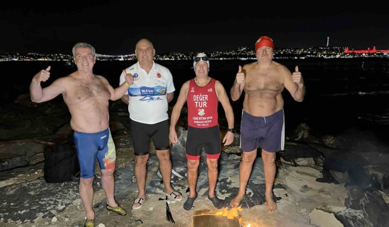 İstanbul Boğazı’nda buz gibi suda yüzerek 2026’yı karşıladılar