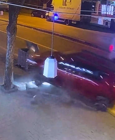 Fren yerine gaza bastı, 2 kişi yaralandı