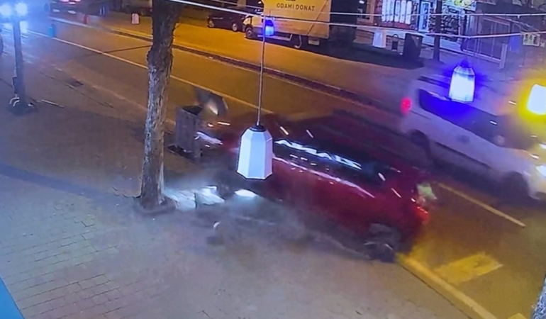Fren yerine gaza bastı, 2 kişi yaralandı