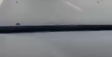 Yağışlı yolda makas atan otomobil tepetaklak oldu