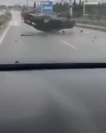 Yağışlı yolda makas atan otomobil tepetaklak oldu