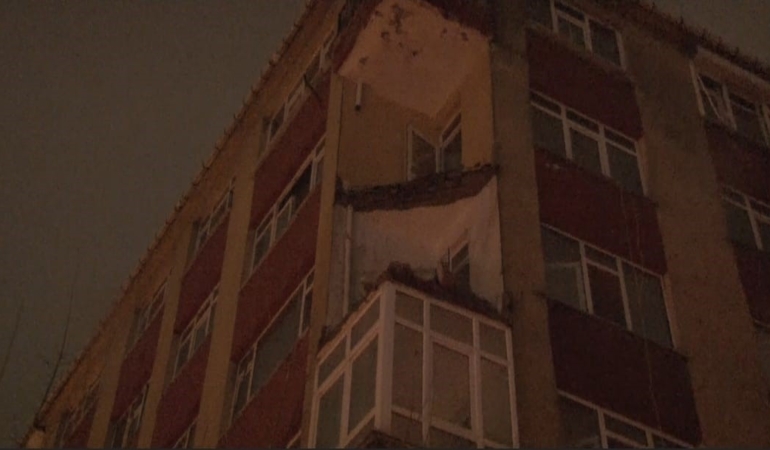 Bahçelievler’de daha önce boşaltılan binanın balkonu sağanak sonrası çöktü