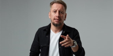 Komedyen Cem İşçiler "Açık Konuşuyorum" ile Türkiye turnesine çıkıyor