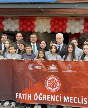İstanbul’da okullarda karne heyecanı yaşandı
