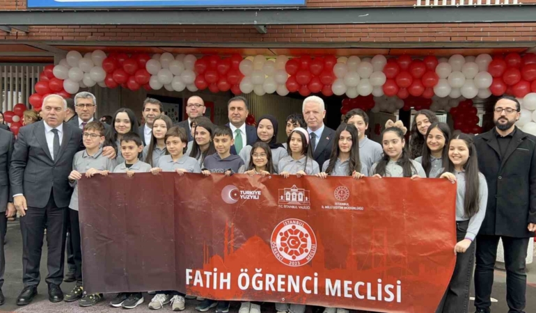 İstanbul’da okullarda karne heyecanı yaşandı