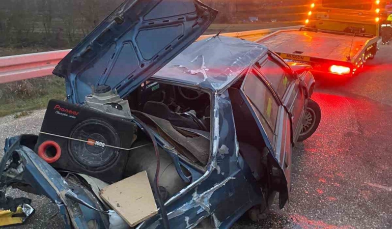 Pınarhisar’da otomobil bariyerlere çarpıp takla attı: 3 yaralı