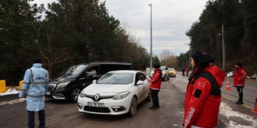 Kartepe yolunda sürücülere kış lastiği ve güvenli sürüş uyarısı