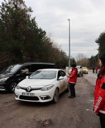 Kartepe yolunda sürücülere kış lastiği ve güvenli sürüş uyarısı