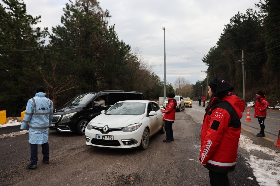 Kartepe yolunda sürücülere kış lastiği ve güvenli sürüş uyarısı