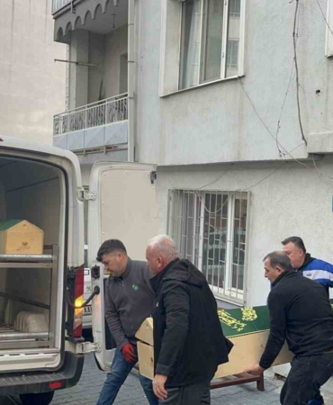 Evinde istiflediği giysi yığınlarının arasında ölü bulundu