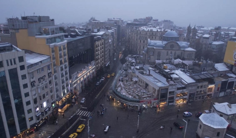 Taksim’de kar yağışı etkili oluyor