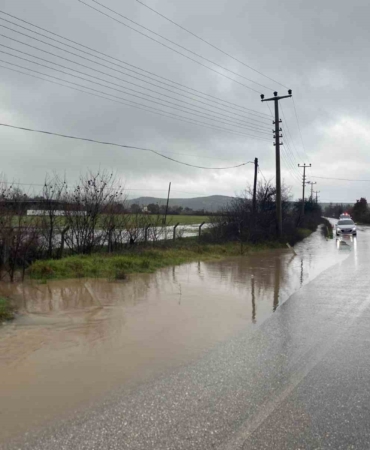 Ayvacık’ta sağanak yağış tarım arazilerini sular altında bıraktı