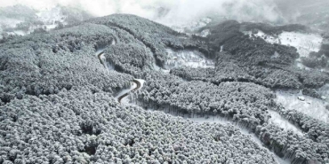 Beyaz örtüyle Uludağ’ın virajları görsel şölene dönüştü