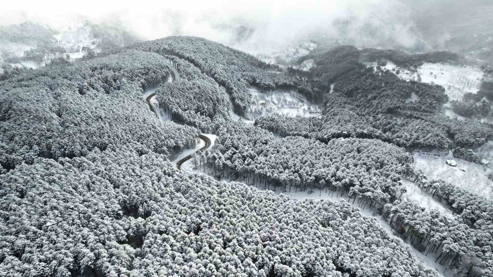 Beyaz örtüyle Uludağ’ın virajları görsel şölene dönüştü