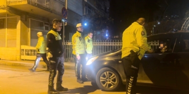 "Eşim gelmeden araçtan inmem" dedi, 1.45 promil alkollü çıktı