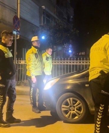 "Eşim gelmeden araçtan inmem" dedi, 1.45 promil alkollü çıktı