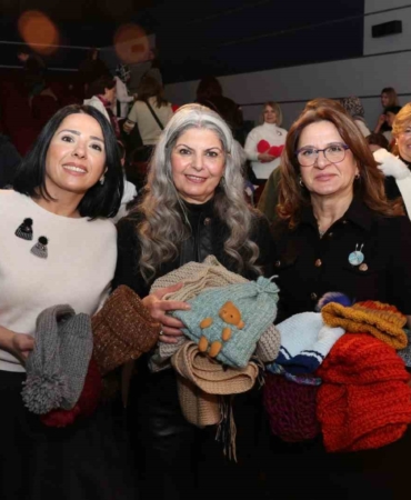 Bursa’da yüzlerce kadın aynı anda iyilik için ilmek attı